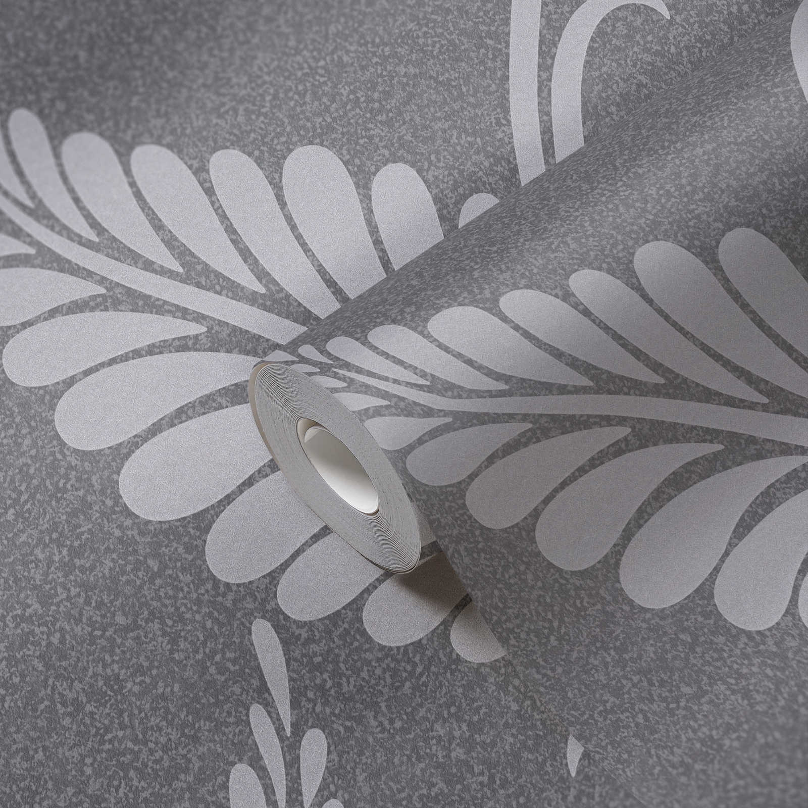             Glänzende Barock Papiertapete mit Ornamenten – Grau, Silber
        
