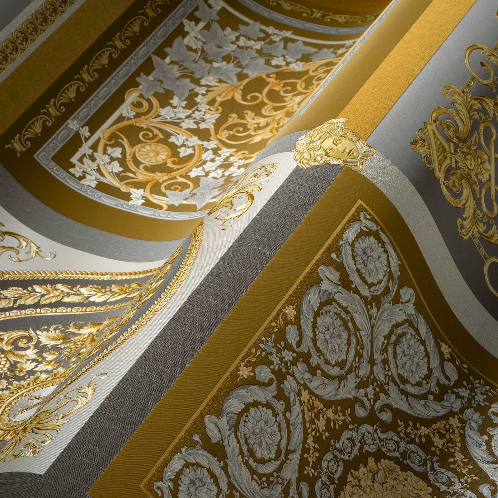             Metallic VERSACE Tapete mit Ornamentdesign, Gold und Silber
        