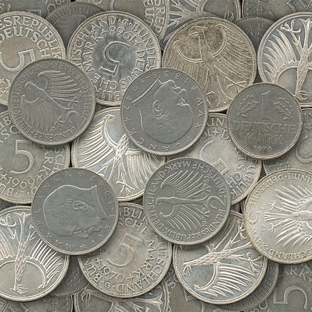         Fototapete Silber Münzen im Detail mit 3D Effekt
    