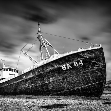         Fototapete gestrandetes Schiffswrack – Schwarz-Weiß
    