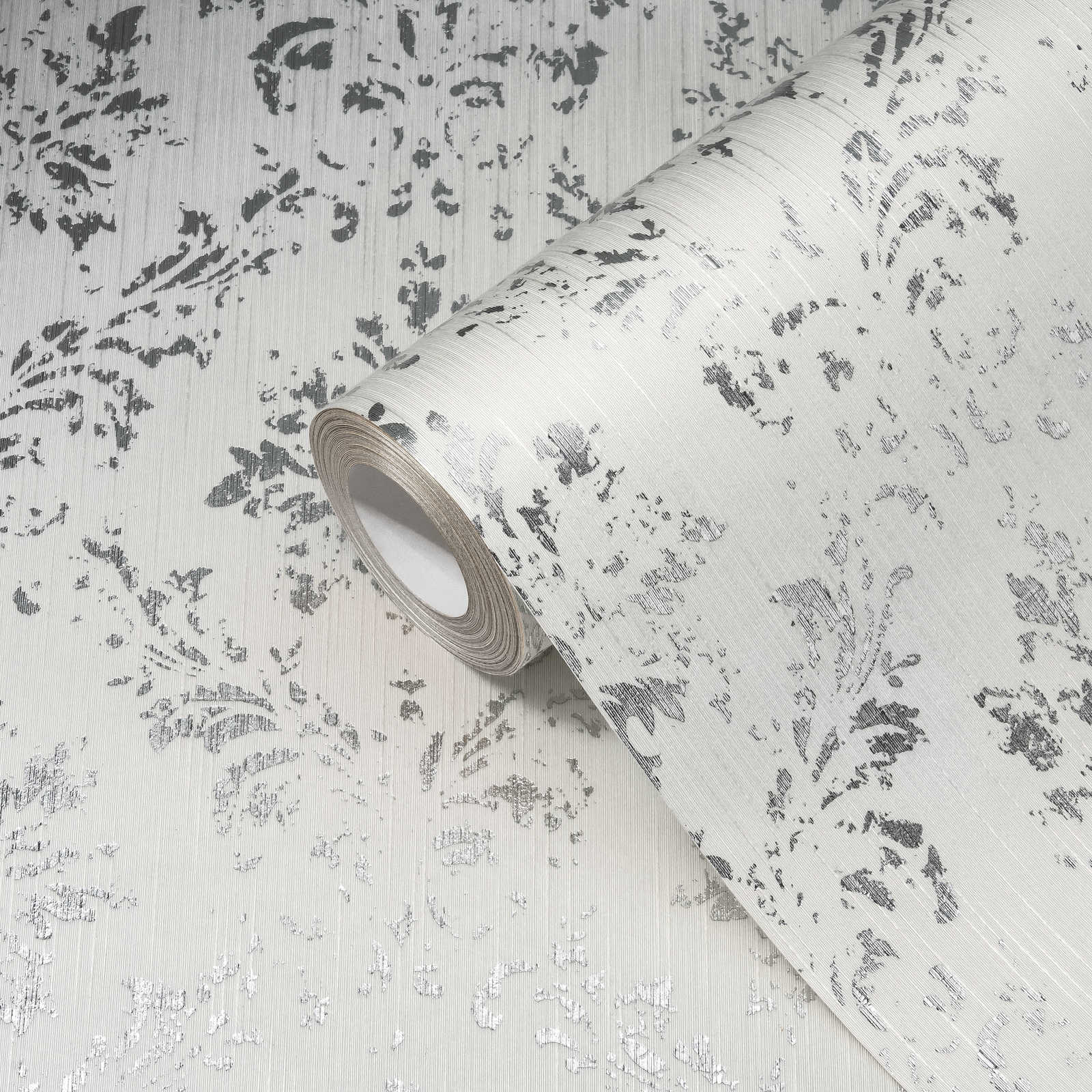             Tapete mit silbernen Ornamenten im Used-Look – Weiß, Silber
        