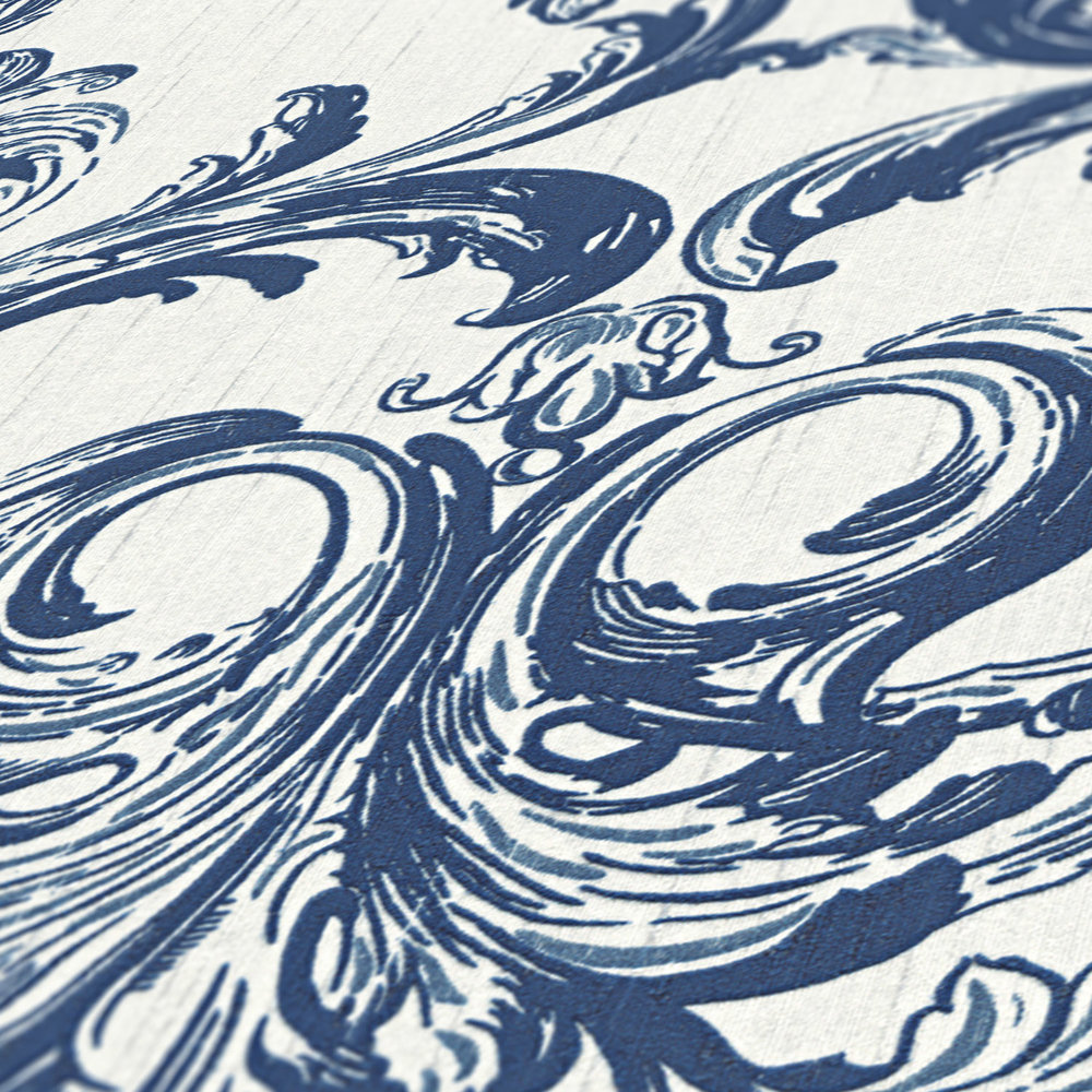            Ornament Tapete mit rankendem Muster – Blau, Weiß
        