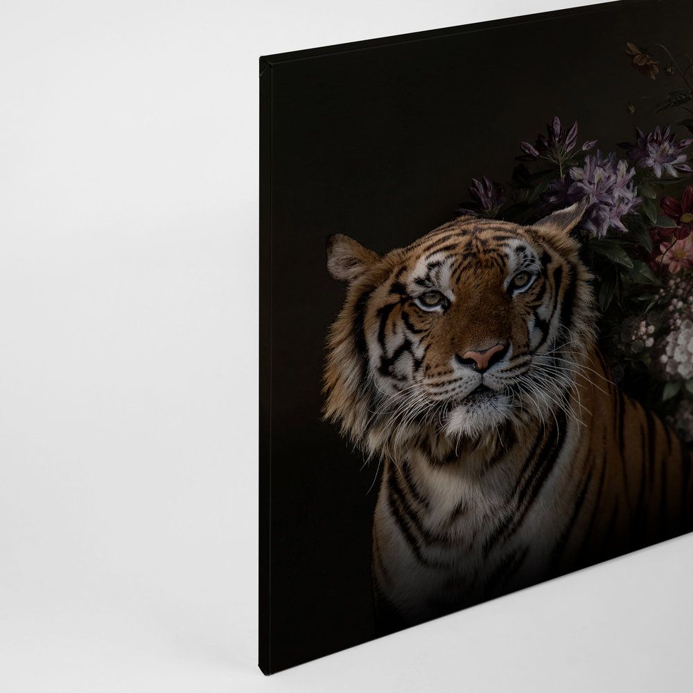             Leinwandbild Tiger Portrait mit Blumen – 1,20 m x 0,80 m
        