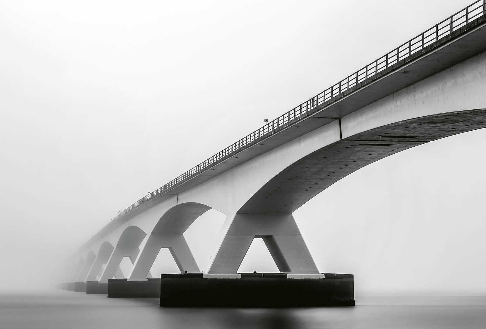 Fototapete Brücke im Nebel – Grau, Weiß, Schwarz

