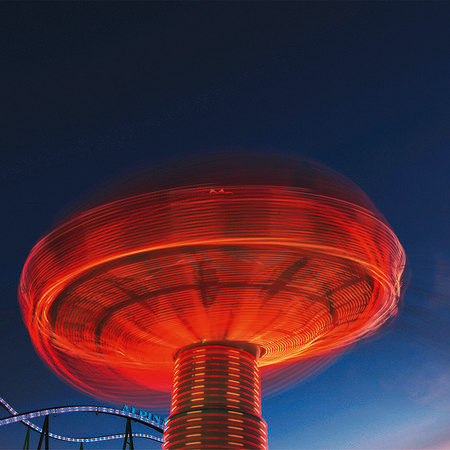 Karussell rot – Fototapete Rummel bei Nacht
