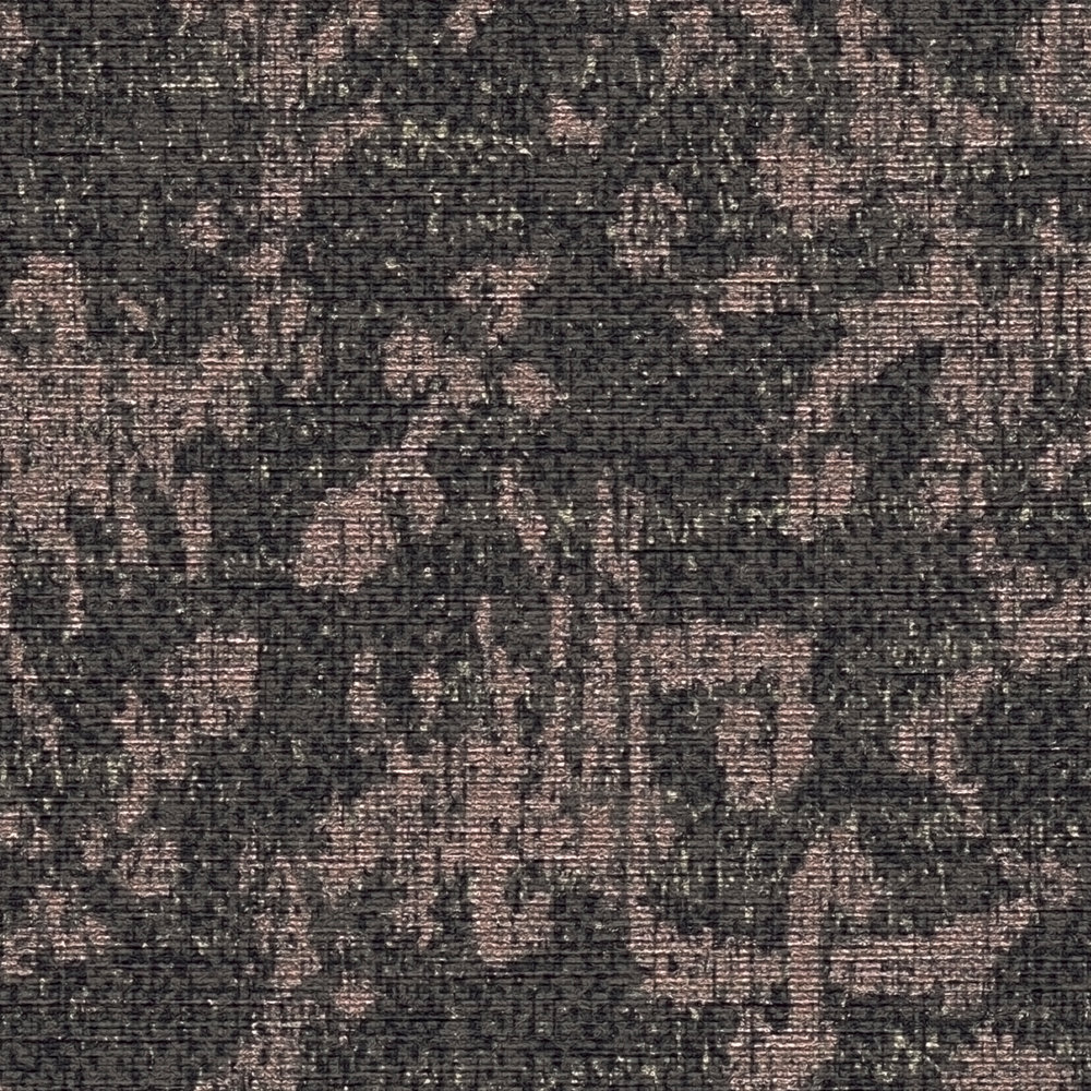             Schwarze Tapete mit Textiloptik und Teppich-Design
        