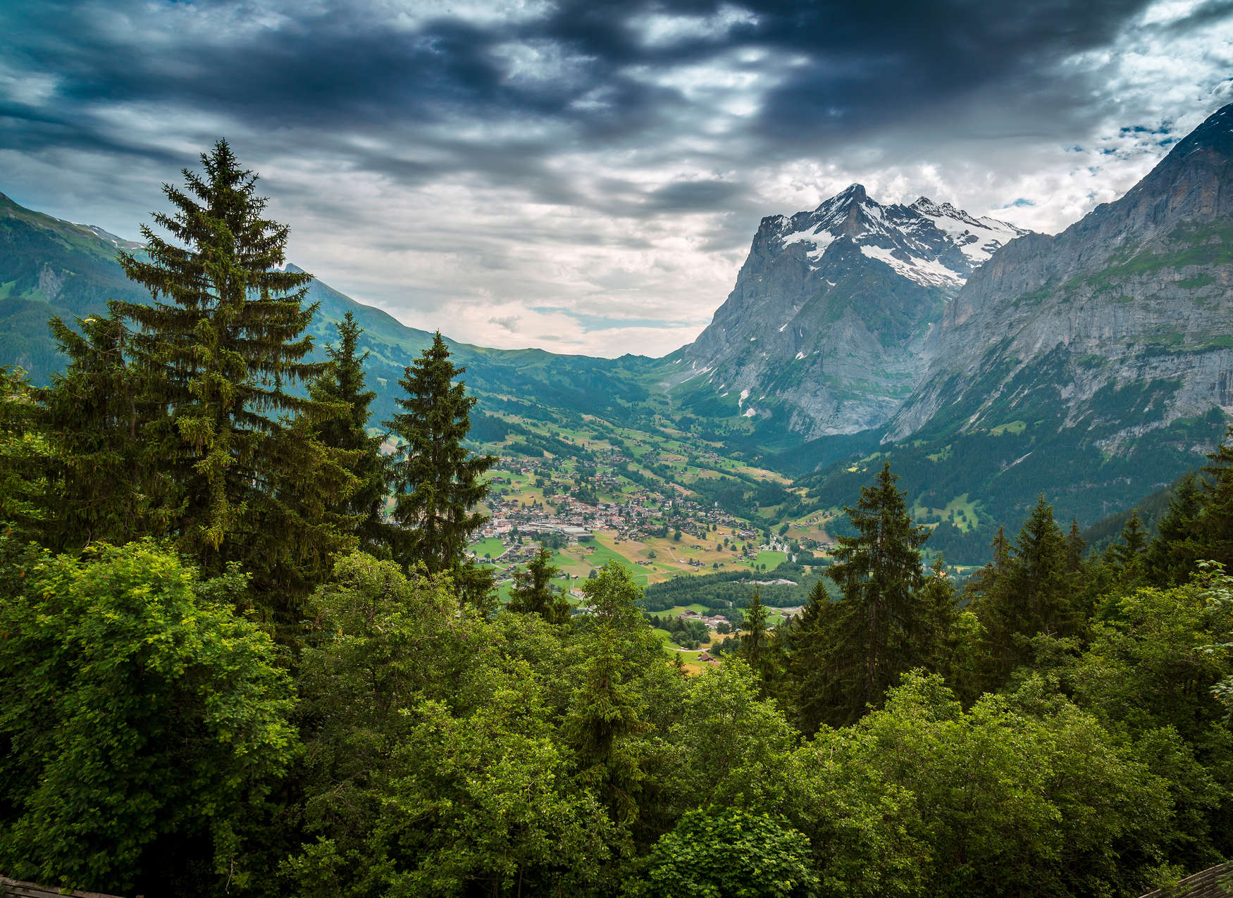             Motivtapete mit Berglandschaft – Grün, Grau, Blau
        